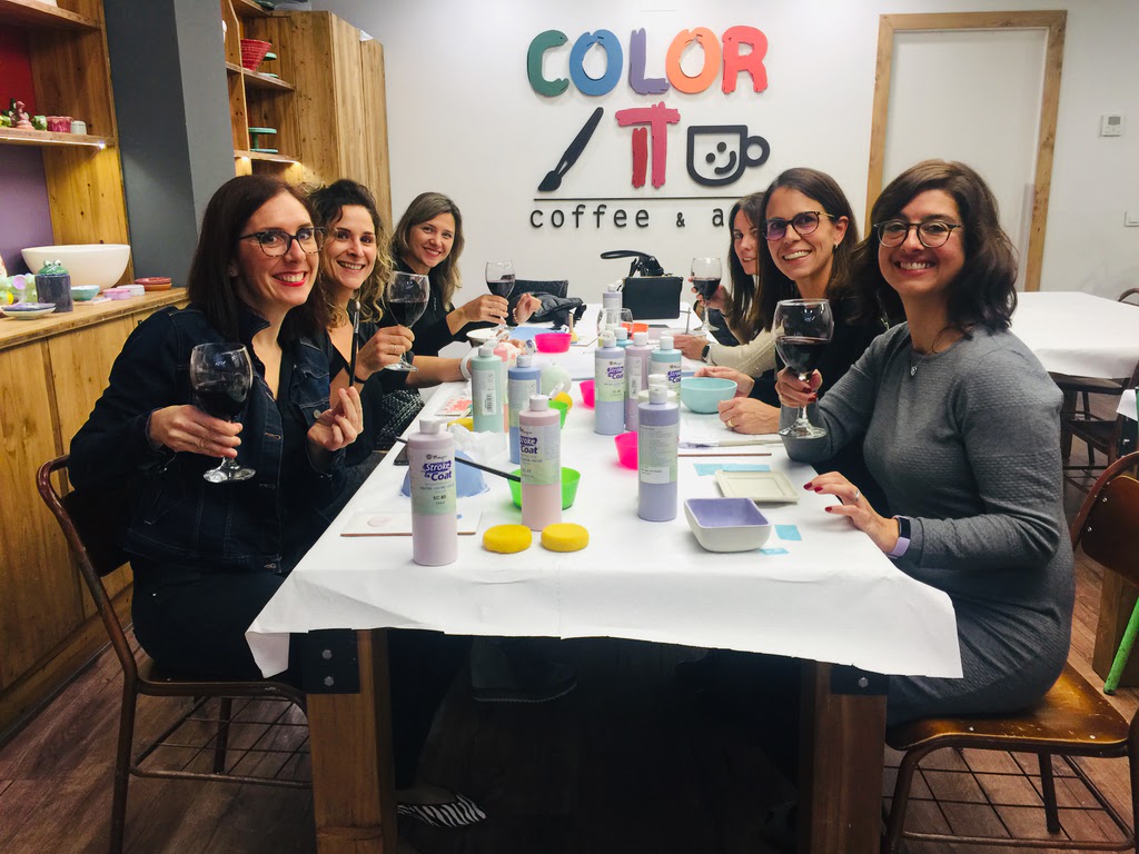 Celebra l’amistat amb Friends & Wine a COLOR IT