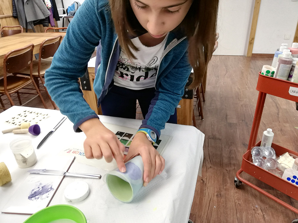 Pintant ceràmica al casal de nadal de Sant Cugat de Color IT