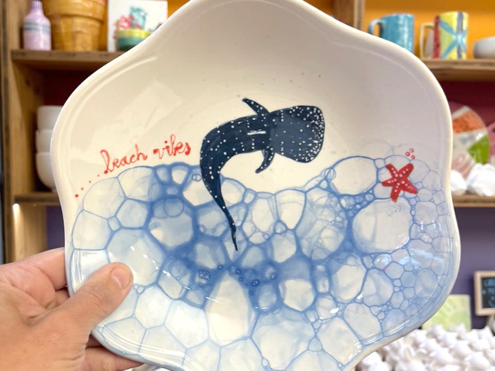 Pintar cerámica en Color IT: plato con técnicas sencillas que son tendencia de cerámica en 2025