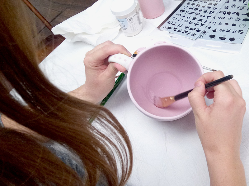 Ven a pintar cerámica para ayudarte a empezar nuevas rutinas (y mantenerlas) con un pequeño gesto creativo.